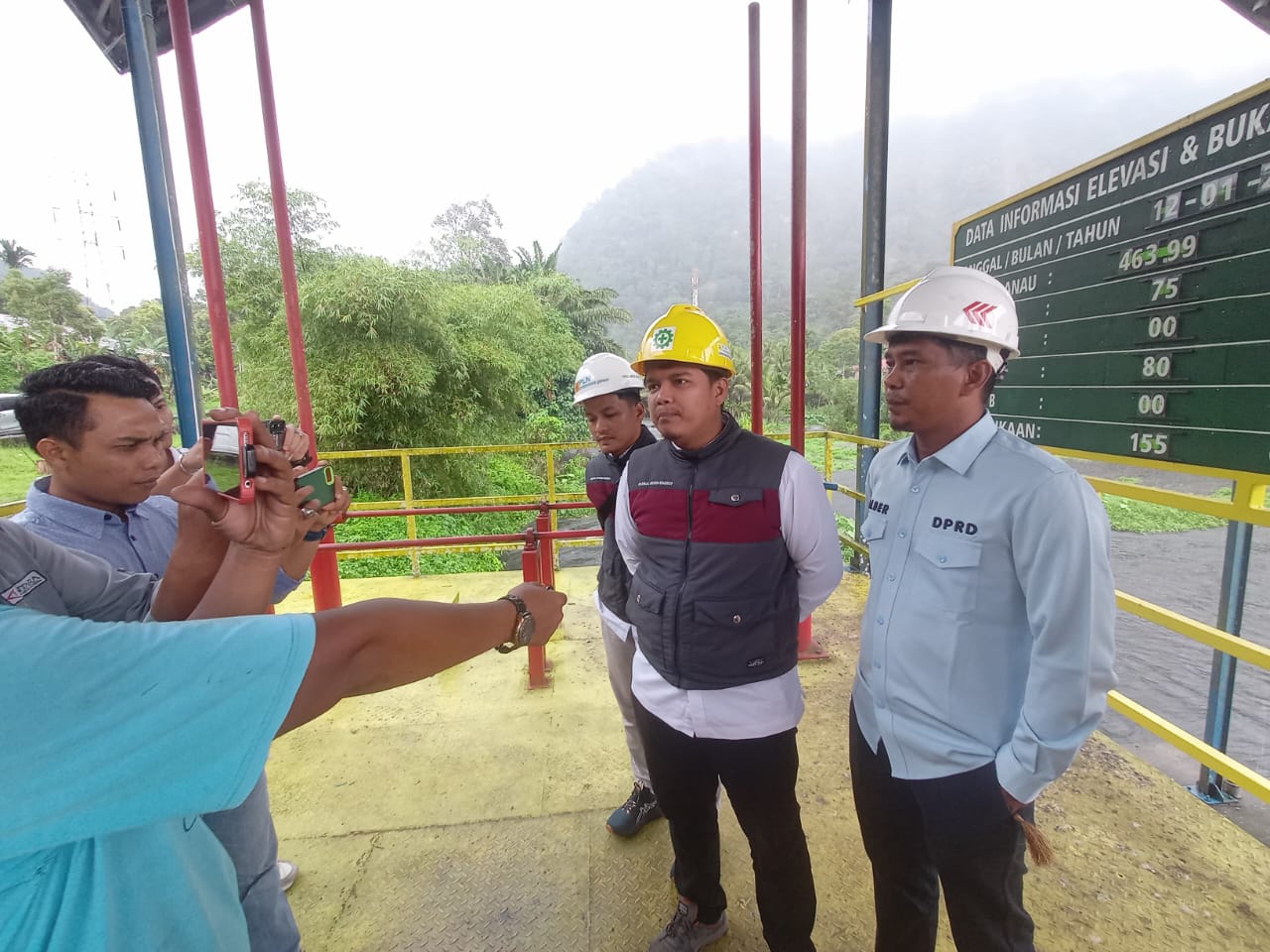 DIBUKA PERLAHAN: Manajemen PLTA Maninjau membuka pintu air danau lebih lebar hingga mencapai 155 sentimeter untuk menurunkan debit air Danau Maninjau, Tanjungraya, Agam, Senin (12/1).(PUTRA/PADEK)
