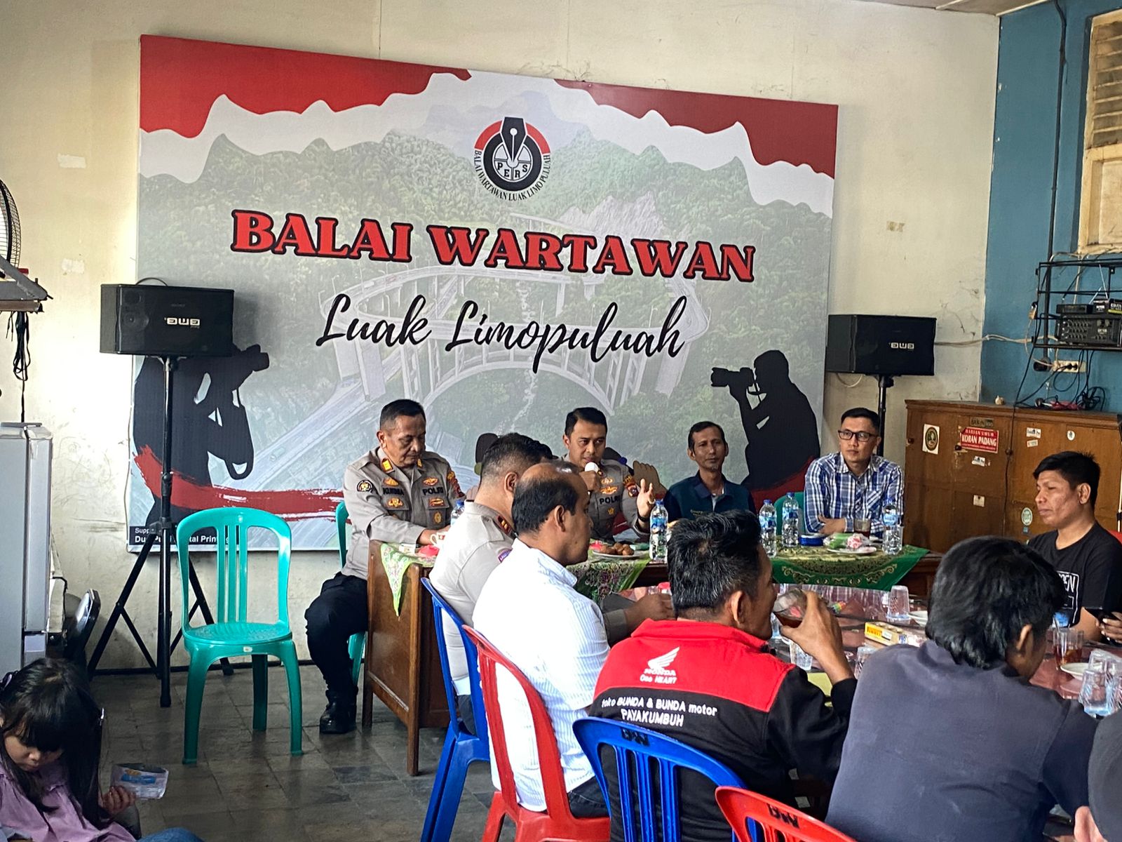 Kapolres Limapuluh Kota AKBP Syaiful Wachid menggelar coffee morning bersama insan pers yang tergabung dalam Balai Wartawan Limapuluh Kota, Selasa (13/1).