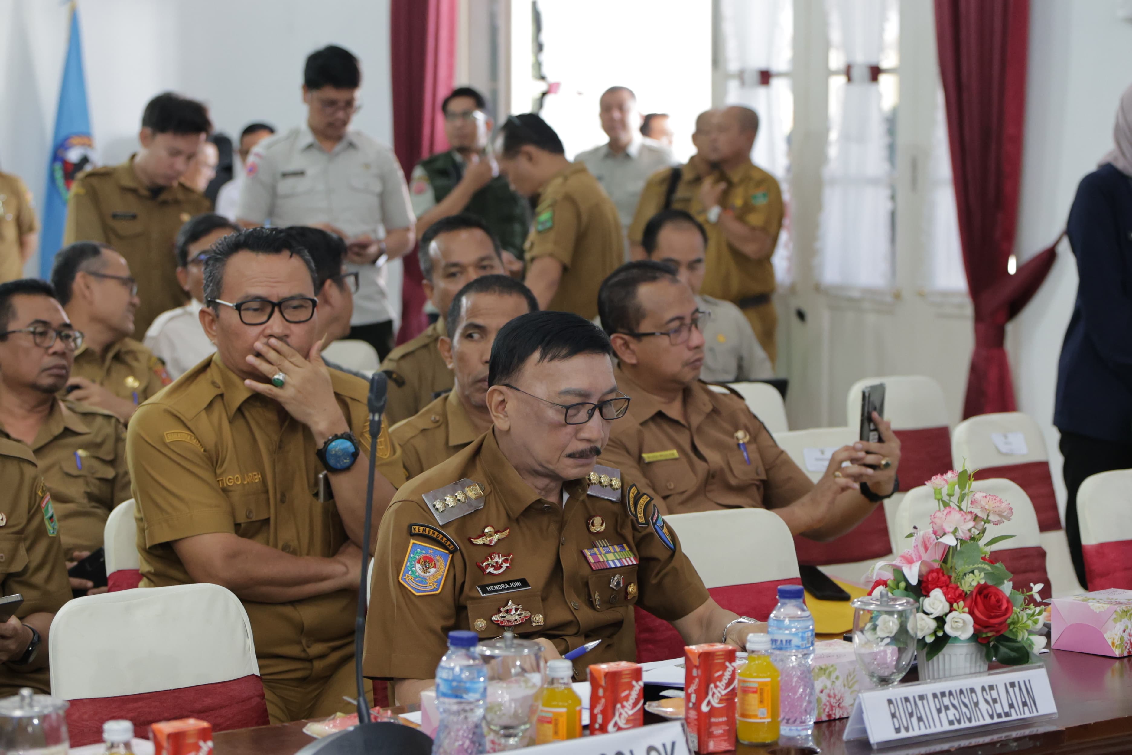 Bupati Pessel, Hendrajoni, saat menghadiri Rakor dengan Menteri Dalam Negeri (Mendagri) Tito Karnavian, di Padang.
