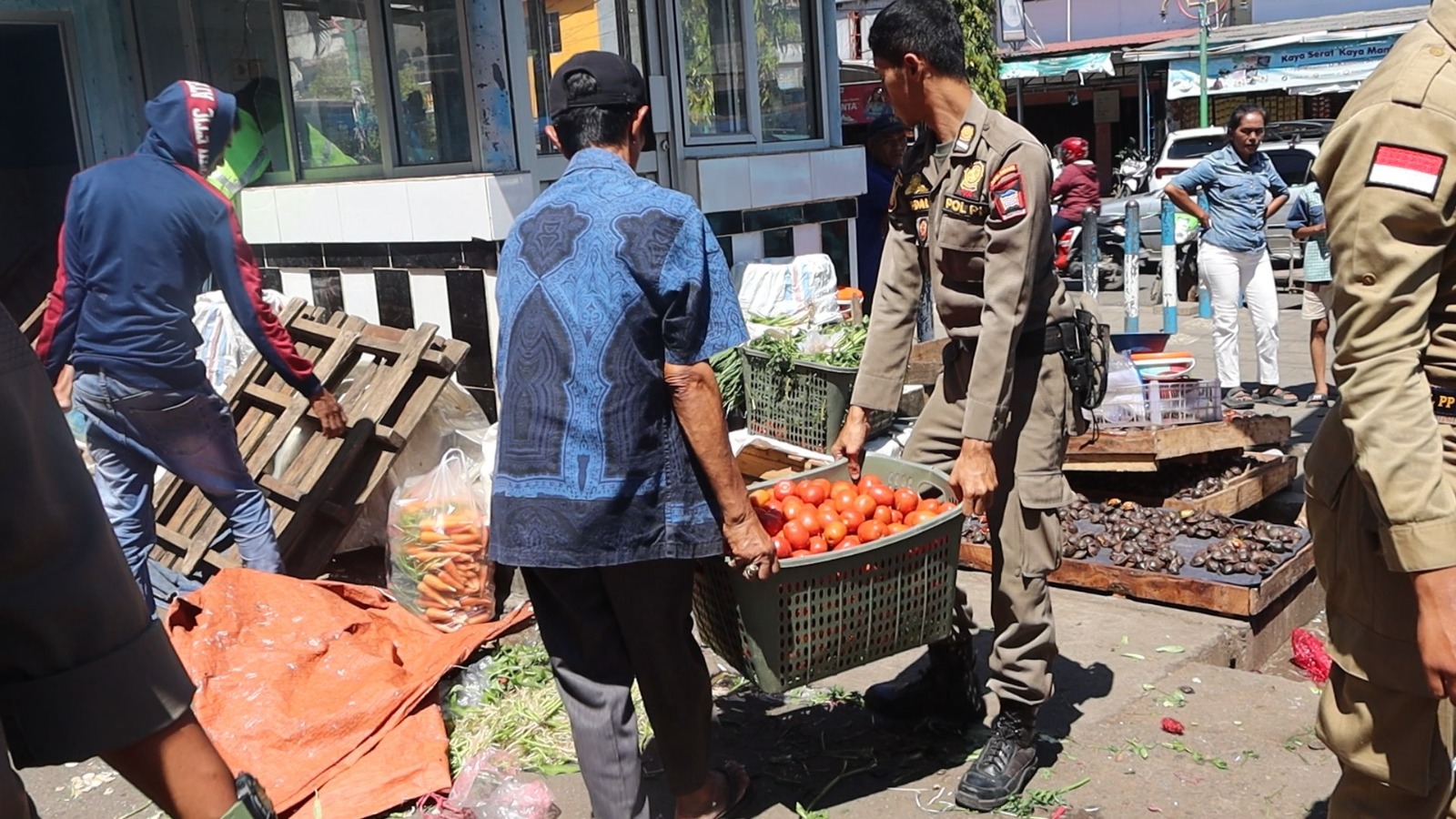 Satpol PP Kota Padang melakukan penertibkan PKL yang manfaatkan trotoar dan badan jalan sebagai lokasi berjualan, Selasa (13/1/2026).