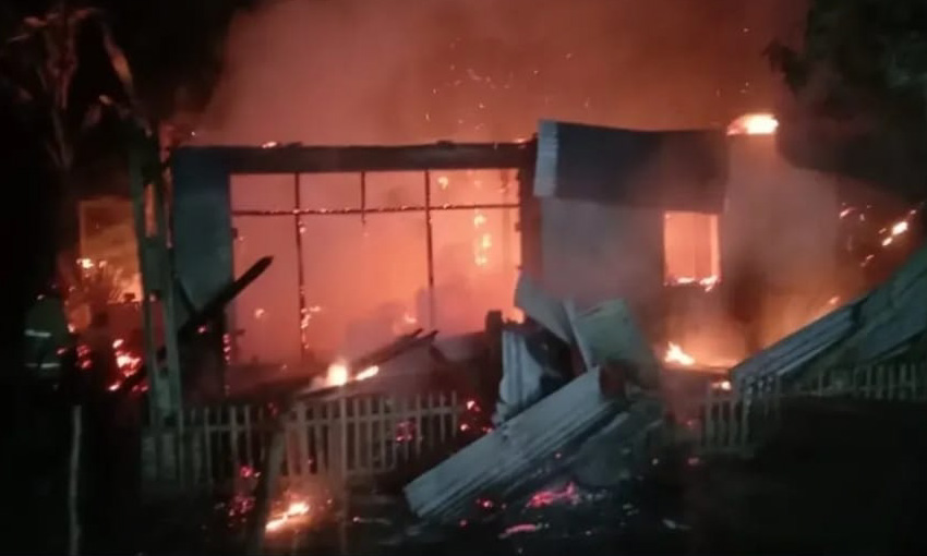 Satu rumah di Kuranji Hulu, Padangpariaman, terbakar saat ditinggal pemilik. Damkar kerahkan dua armada, kerugian ditaksir Rp145 juta, penyebab masih diselidiki.