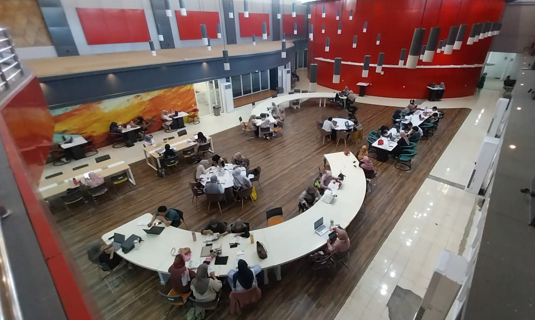Youth Center Padang dipadati pelajar dan pekerja yang memanfaatkan ruang belajar gratis berfasilitas lengkap. Fasilitas nyaman membuat gedung ini semakin diminati. (Foto: Mengki Kurniawan/Padeks)