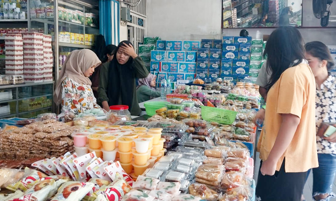 Warga terlihat di lapak kue tradisional Jalan Thamrin Padang, Selasa pagi (13/1/2026). (Foto: Mengki Kurniawan/Padeks)
