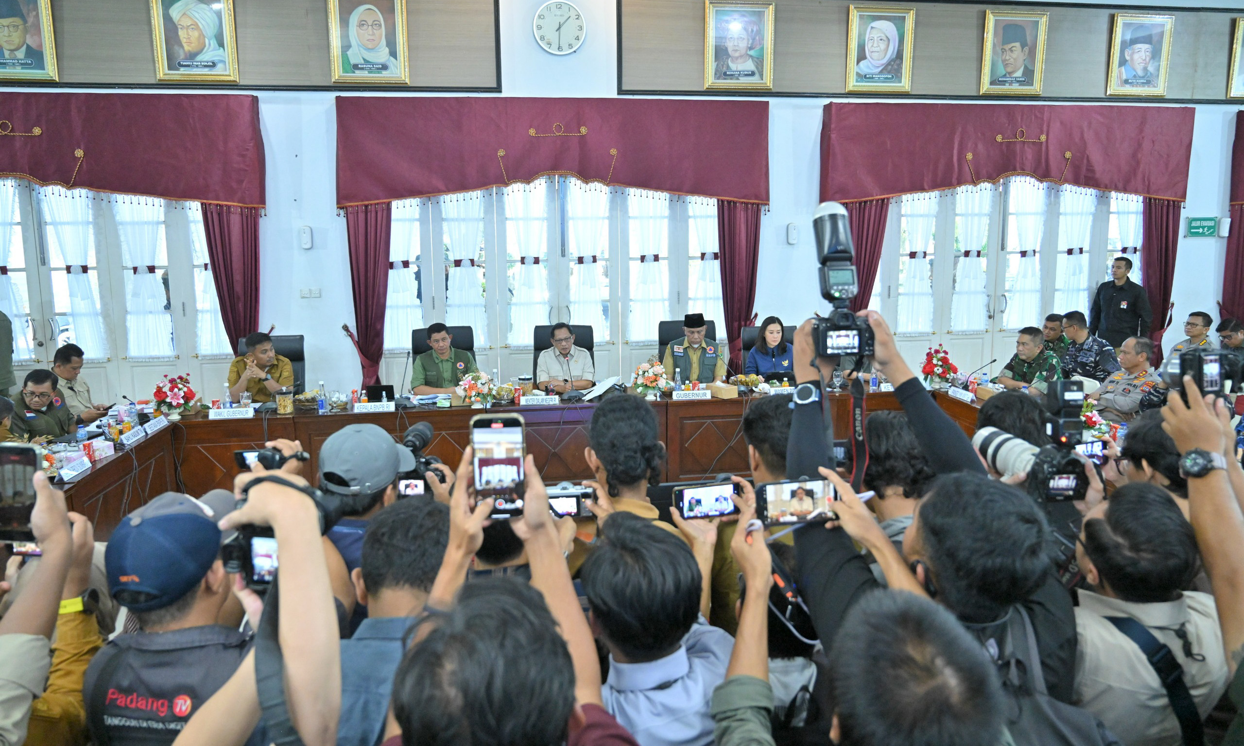 Mendagri Tito minta kepala daerah di Sumbar segera ajukan data jembatan gantung dan pendataan warga turun ekonomi untuk percepatan rehabilitasi pascabencana.