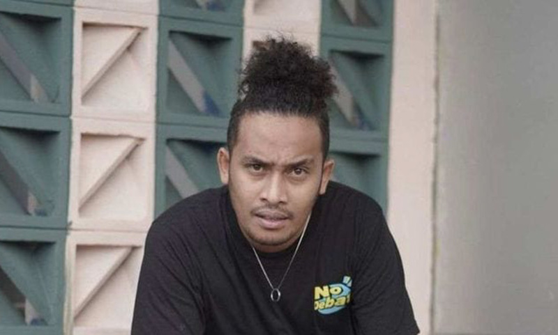 Komika Abdur Arsyad mengkritik rendahnya kesejahteraan guru honorer melalui podcast CEMAS, menyoroti ketimpangan gaji dan perlunya perbaikan kebijakan.