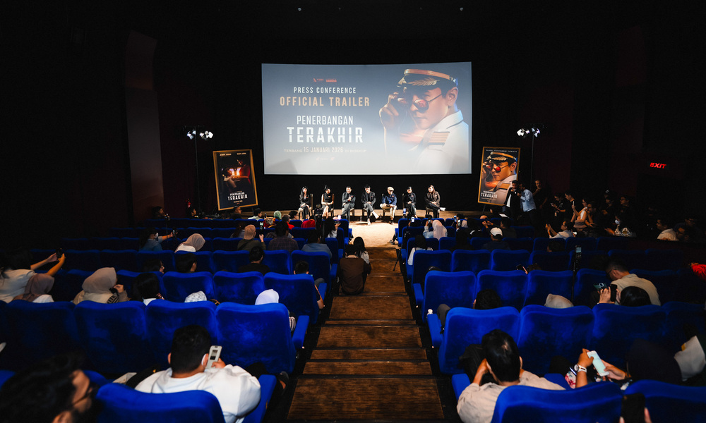 Film Penerbangan Terakhir tayang 15 Januari 2026. VMS Studio gelar special screening di 10 kota dengan antusiasme tinggi jelang rilis nasional.