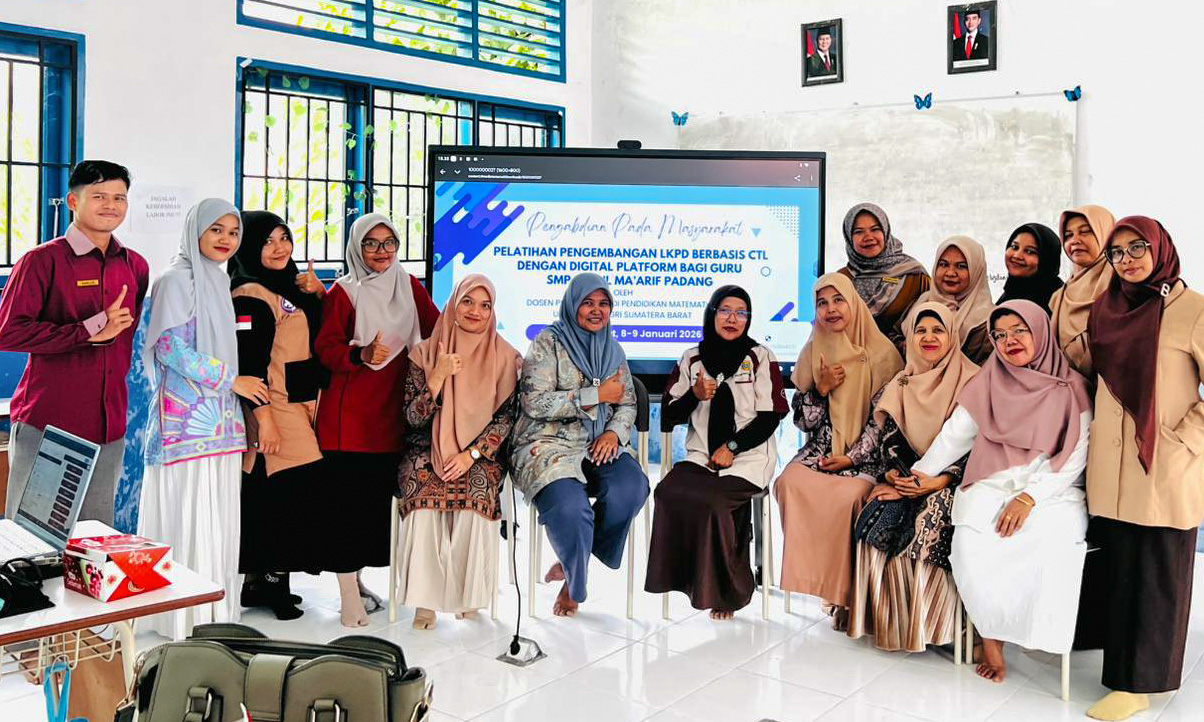 Tim dosen PGRI Sumbar melatih guru SMP Darul Ma&rsquo;arif Padang menyusun LKPD digital berbasis CTL dan Padlet untuk meningkatkan kompetensi dan kualitas pembelajaran matematika.