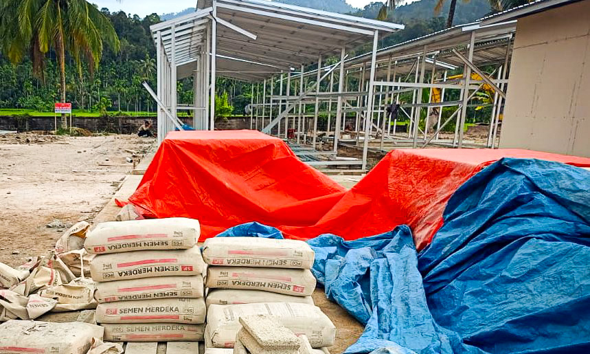 Semen Padang mendukung pemulihan korban banjir bandang di Sumbar melalui penggunaan 3.310 zak semen untuk pembangunan 181 huntara di tiga kabupaten.