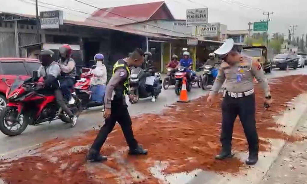 Tumpahan solar di Jalan Lintas Sumbar&ndash;Riau ditangani Satlantas Limapuluh Kota dengan pembersihan dan sistem buka tutup di Sarilamak, Selasa (13/1/2026).