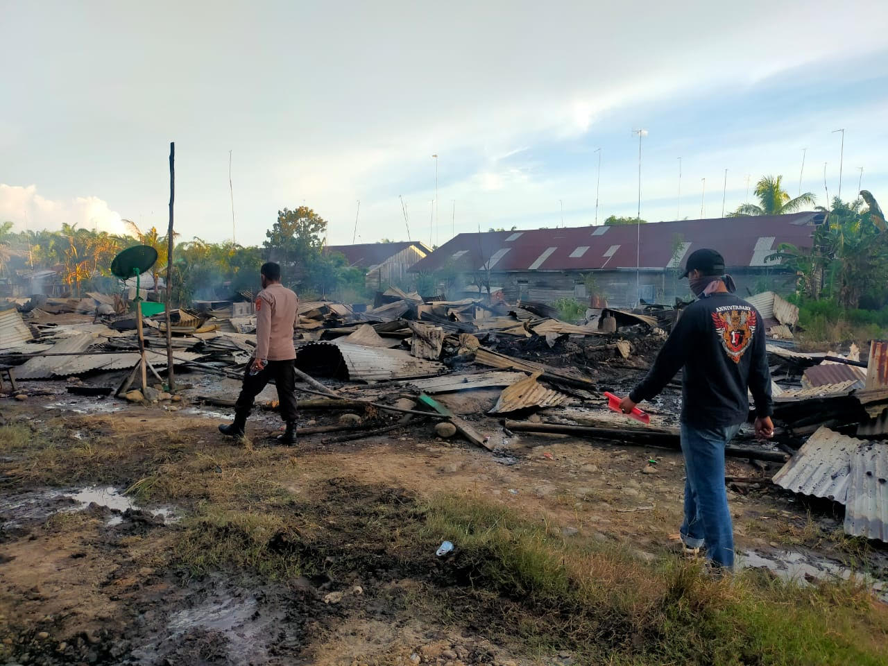 Sisa puing-puing kebakaran sudah rata dengan tanah. Penyebab kebakaran masih dalam tahap penyelidikan pihak kepolisian.