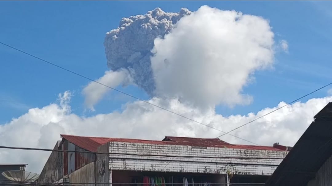 Gunung Marapi kembali erupsi Rabu pagi (14/1/2026), dengan tinggi kolom letusan 1.600 meter.