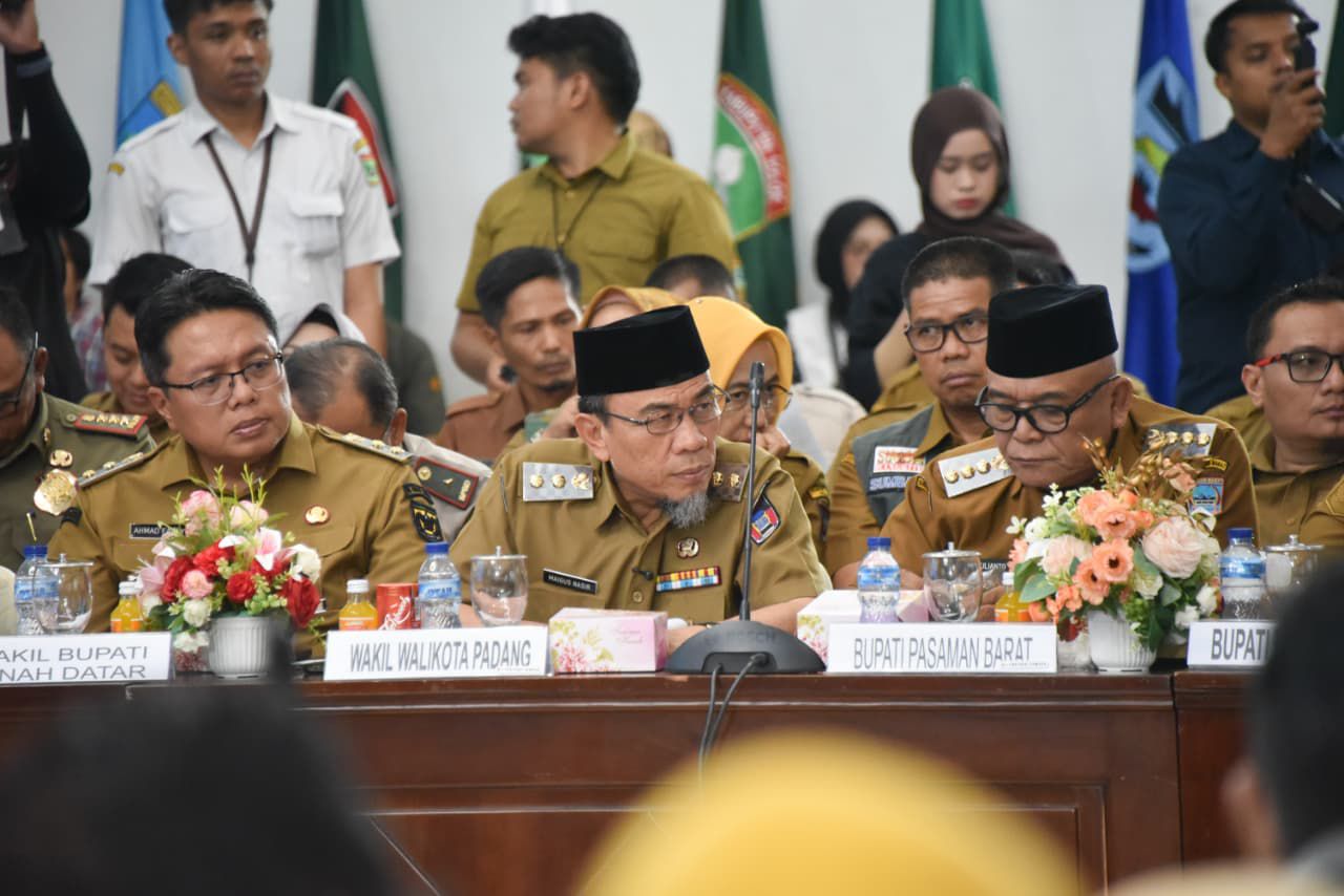 Wakil Wali Kota Padang, Maigus Nasir saat mengikuti rapat koordinasi bersama Kepala Satgas Percepatan Rehabilitasi dan Rekonstruksi Pasca Bencana Sumatera di Padang, Selasa (13/1/2026).