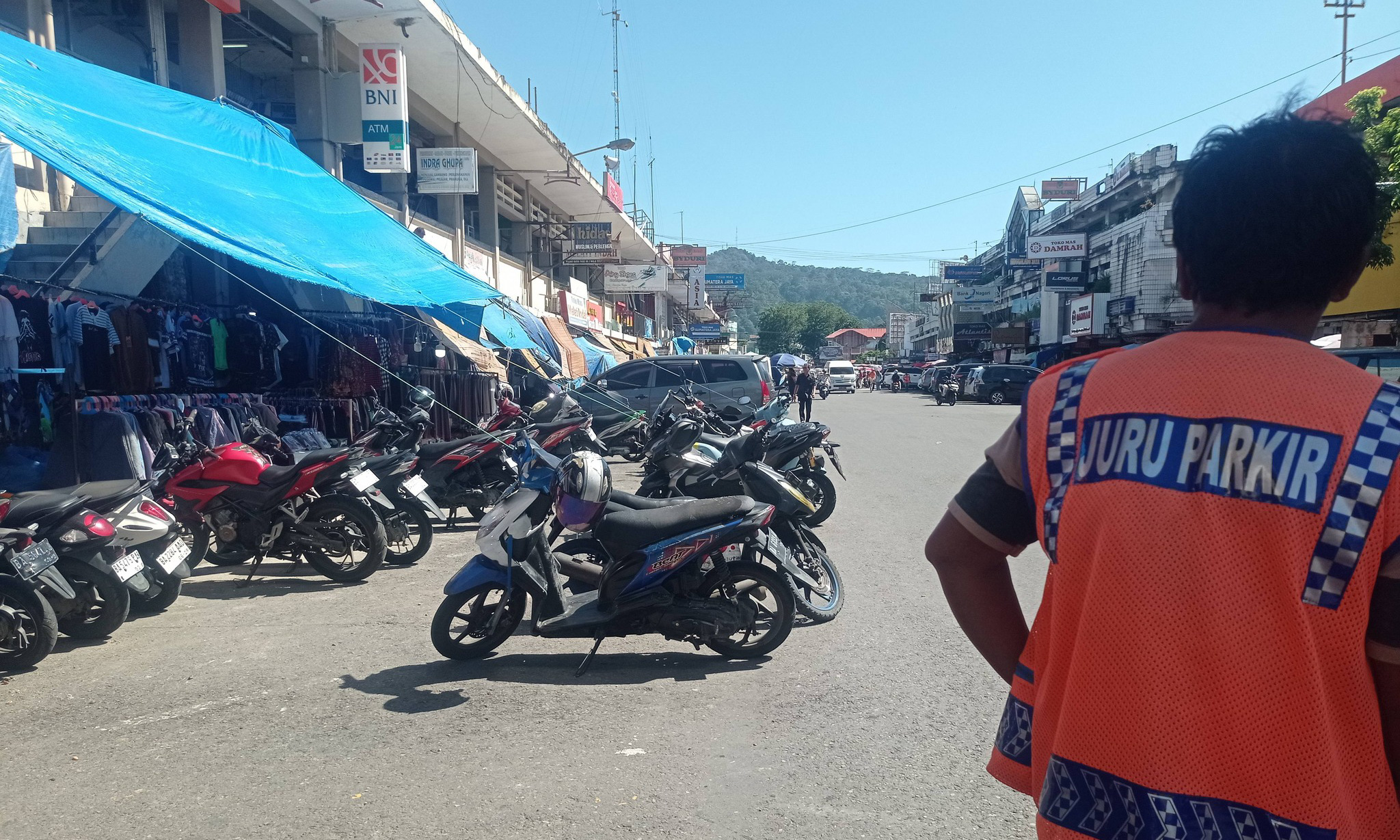 Dishub Padang menargetkan PAD parkir Rp5,4 miliar pada 2026, naik 58 persen dari tahun sebelumnya. Optimalisasi juru parkir dan penertiban parkir liar jadi fokus utama.