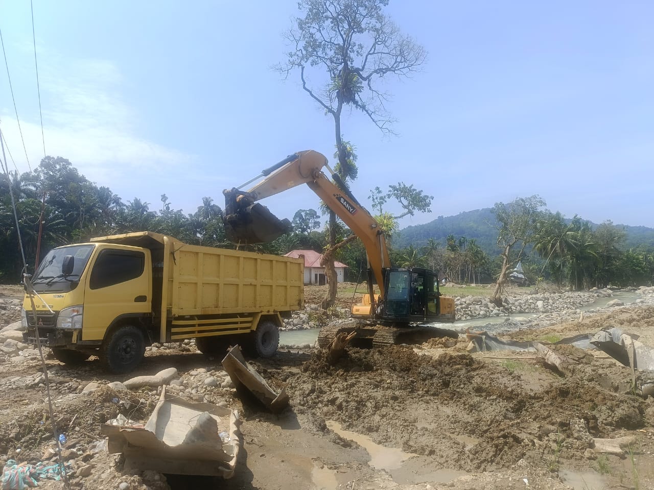 KEMBALI BEROPERASI: Normalisasi sungai Batang Nanggang di Salarehaia, Palembayan, baru-baru ini. Setelah kendala BBM teratasi, aktivitas alat berat dalam pembersihan material galodo.