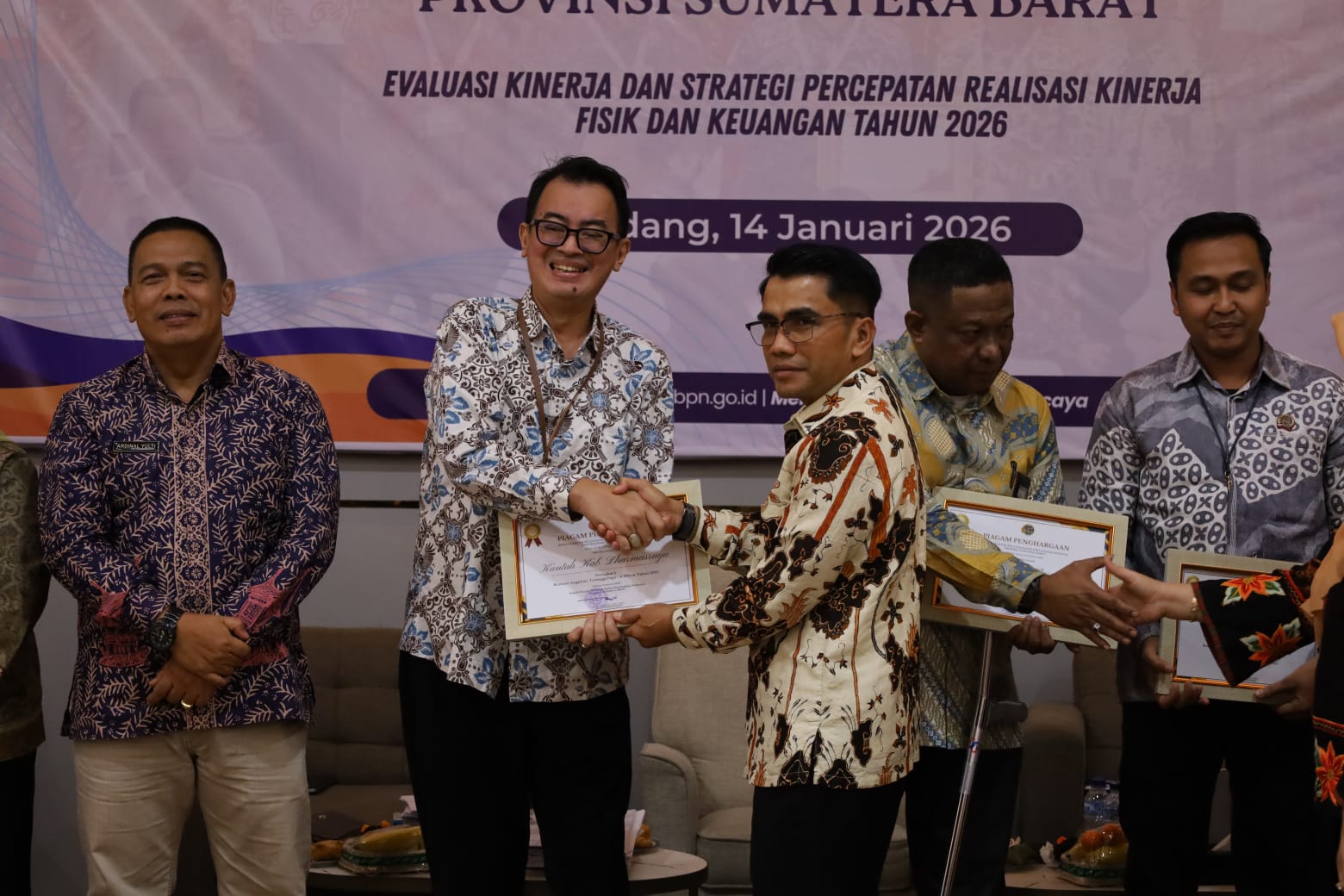 Kantor Pertanahan Dharmasraya meraih tiga penghargaan pada Rakerda BPN Sumbar 2026, termasuk kantor terinovatif dan capaian SHAT PTSL terbaik tahun ini.
