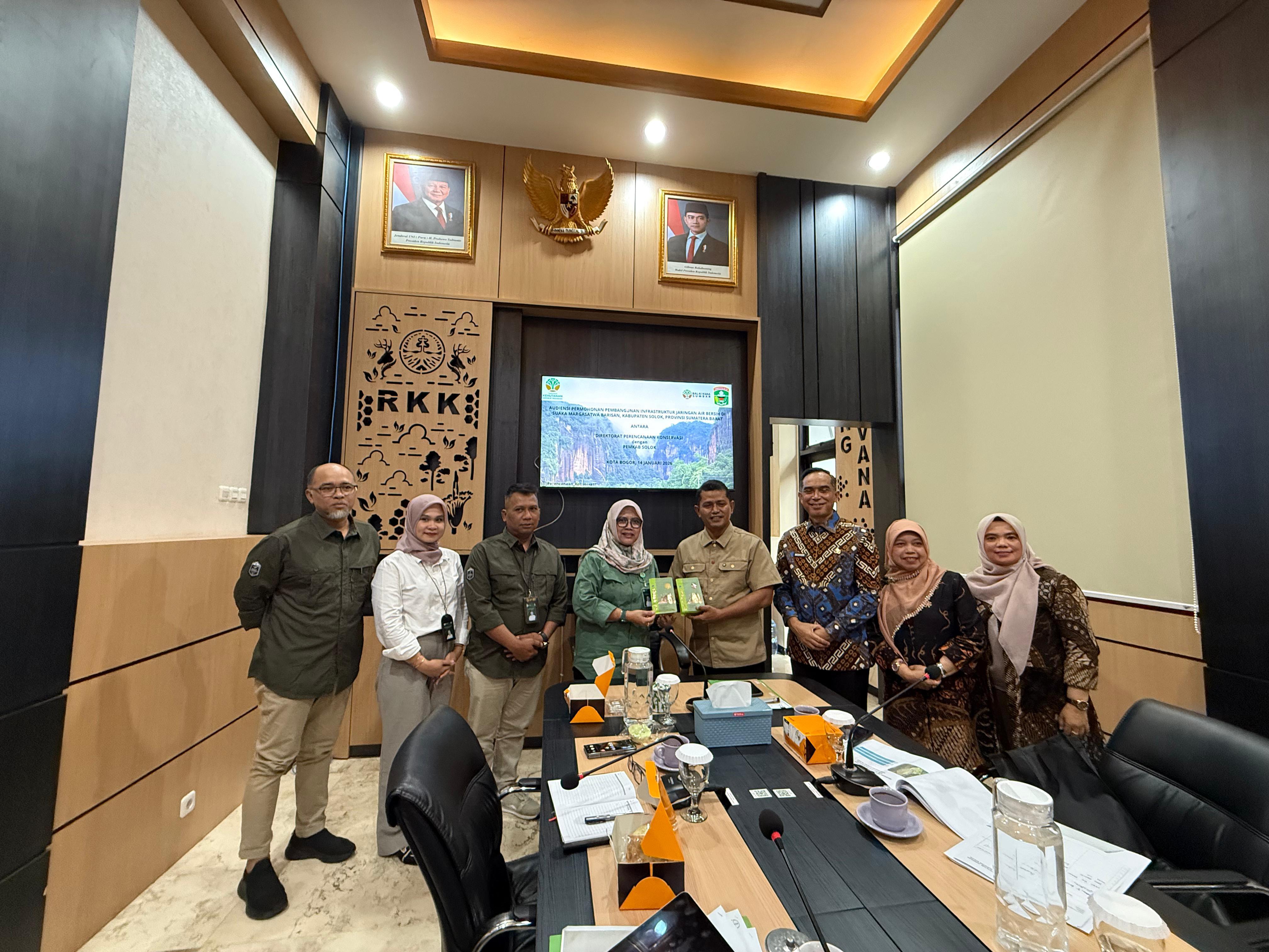 Bupati Solok Jon Firman Pandu audiensi ke Kementerian Kehutanan bahas izin pembangunan jaringan air bersih di kawasan suaka margasatwa Bukit Barisan demi pemenuhan kebutuhan warga.