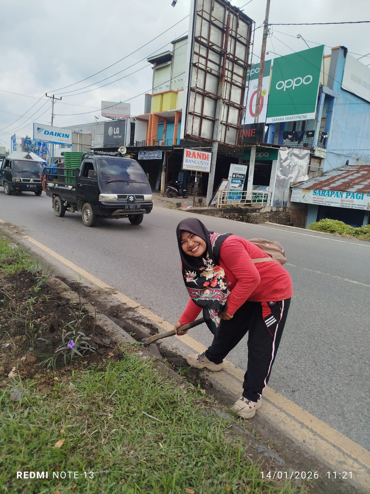 Petugas K3 Dharmasraya, Suharti, 38, tetap bekerja di bawah terik matahari demi menghidupi tiga anak. Sudah empat tahun bertugas dan kini berstatus PPPK paruh waktu.