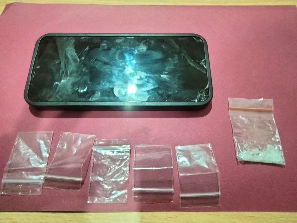 Barang bukti sabu dan alat hisap yang disita polisi.
