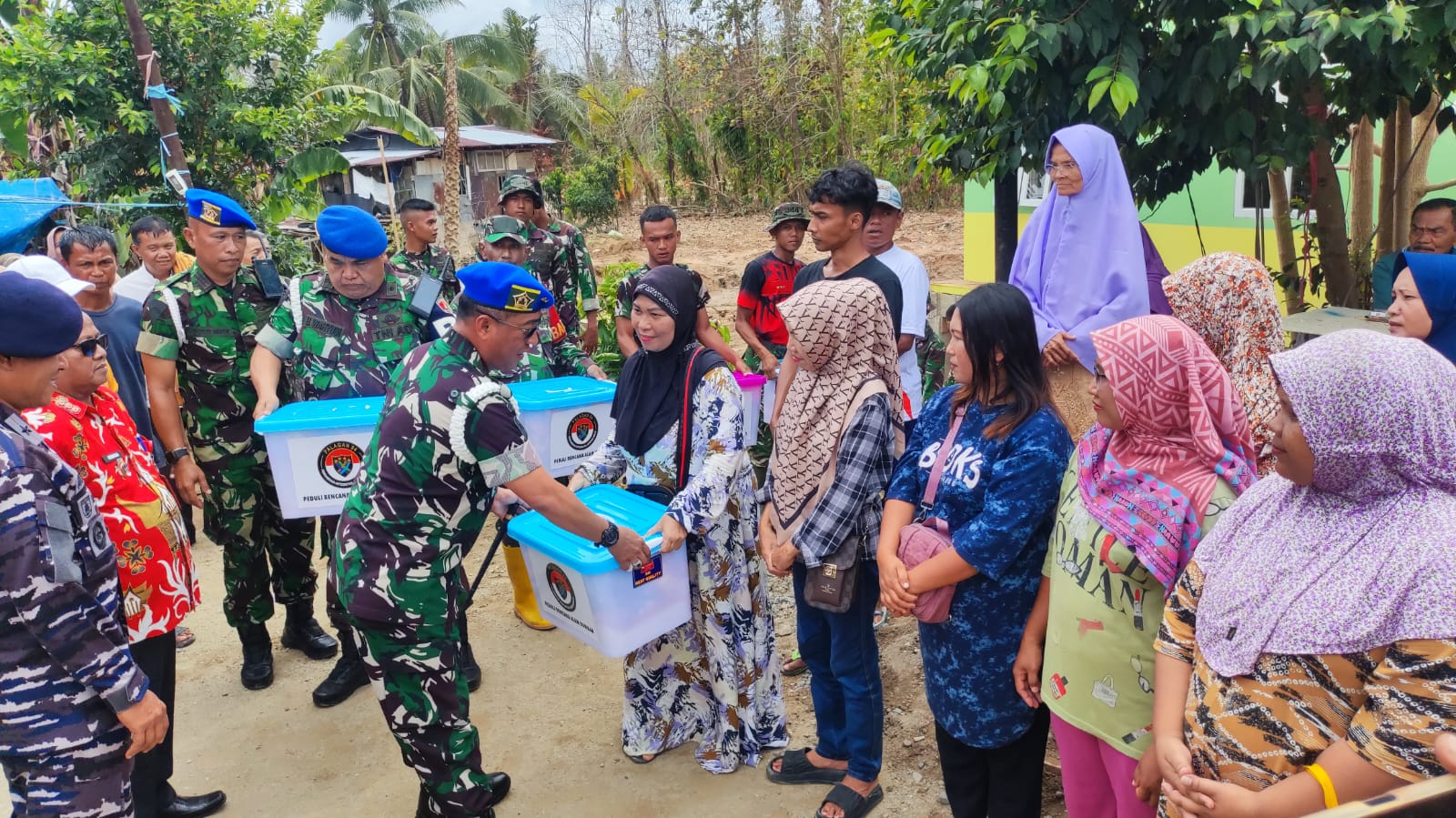 Danpuspomad, Mayjen TNI Eka Wijaya Permana, menyalurkan 150 paket bantuan bagi warga terdampak bencana alam di Surau Gadang, Nanggalo, Kota Padang, Kamis (15/1/2025). (Foto: Randi/Padeks)