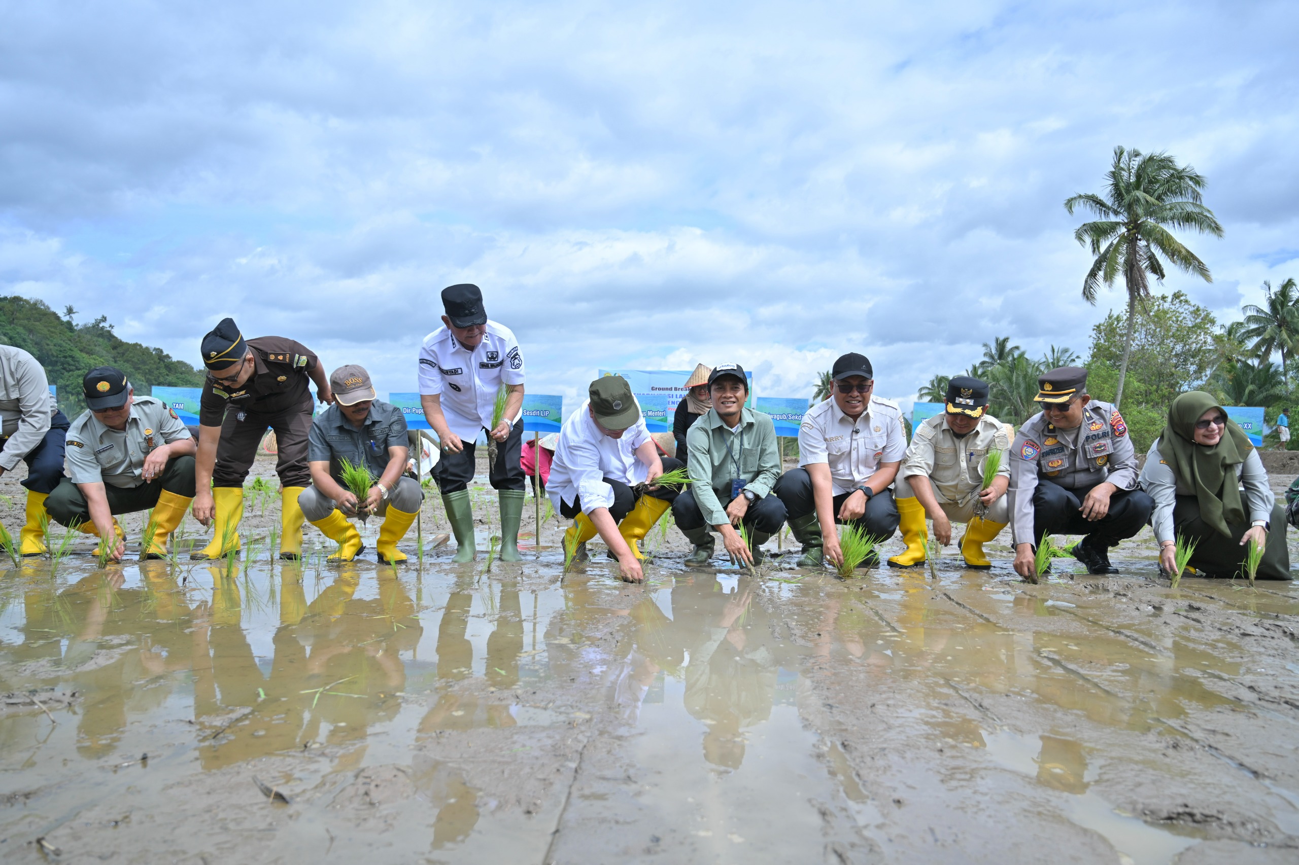 Kementan memulai rehabilitasi lahan pertanian terdampak bencana di Sumbar. Kegiatan perdana digelar di Solok untuk pemulihan sawah rusak ringan, Kamis (15/1/2026).