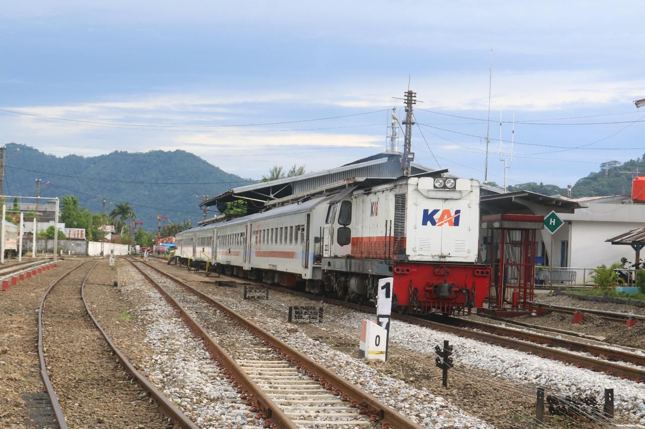 KAI Divre II Sumbar menyediakan 20.496 kursi untuk periode 16&ndash;18 Januari 2026 guna mendukung mobilitas libur Isra Mi&rsquo;raj melalui tiga layanan kereta lokal.