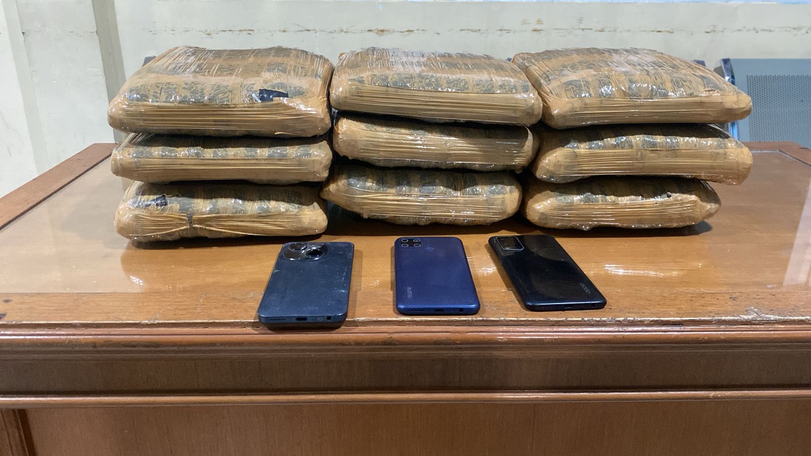 Barang bukti 9 paket ganja yang diamankan polisi dari 4 orang pelaku.