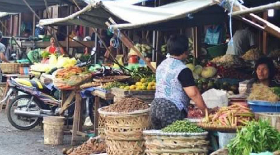 Harga pangan di Pasar Raya Solok naik signifikan. Cabai tembus Rp50 ribu dan beras premium naik 15%.