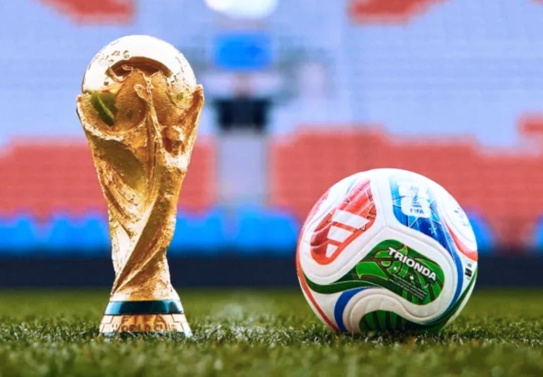 Trofi dan Trionda, bola pertandingan resmi Piala Dunia 2026. (Foto: X/ FIFA)