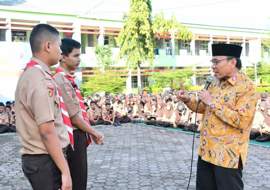 Wakil Wali Kota Padang Maigus Nasir dialog dengan siswa Kemah Bakti Siswa (KBS) SMK-SMAK Padang Tahun Ajaran 2025/2026, Kamis (15/1/2026).(Foto: Prokopim)