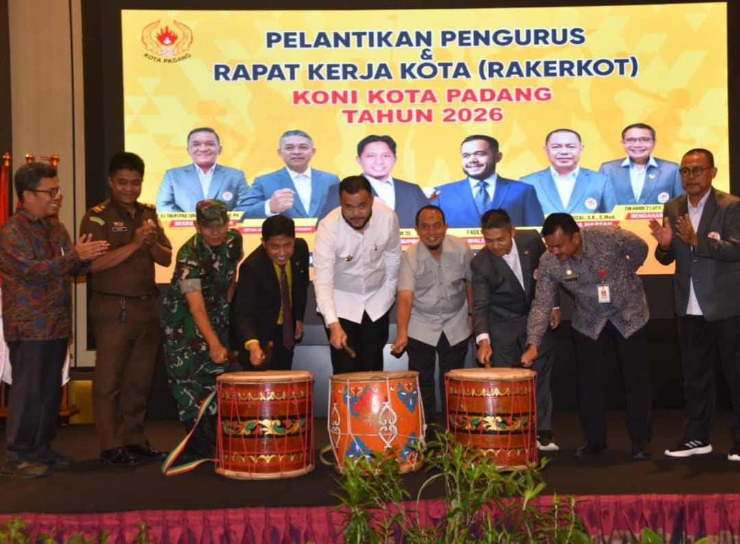 Fadly Amran bersama Ketua Umum KONI Padang Erianto dalam prosesi pelantikan pengurus olahraga Kota Padang periode 2025&ndash;2029.(Foto: Prokopim)