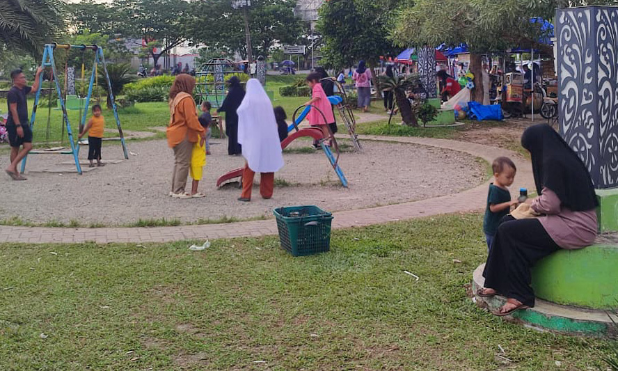 Ibu dan anak menjadi akrab di Gelanggang APEKSI Padang yang jadi ruang publik favorit warga. Pengunjung minta penambahan toilet, permainan anak, dan tempat sampah. (Foto: Riyadhatul/Padeks)