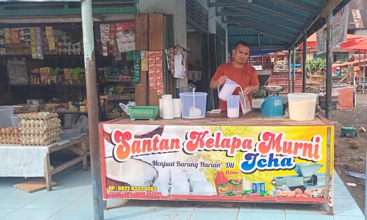 Feri, pedagang santan dan pengepul batok kelapa di Pasar Lama Lubukbasung, Kamis (15/1/2026). (Foto: Silvina/Padeks)