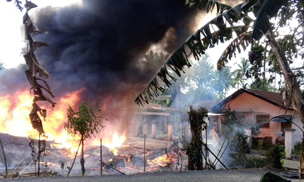 Tiga rumah dan dua mobil hangus dalam kebakaran di Jopang Manganti, Limapuluh Kota. Polisi masih melakukan pendataan penyebab dan kerugian peristiwa ini.