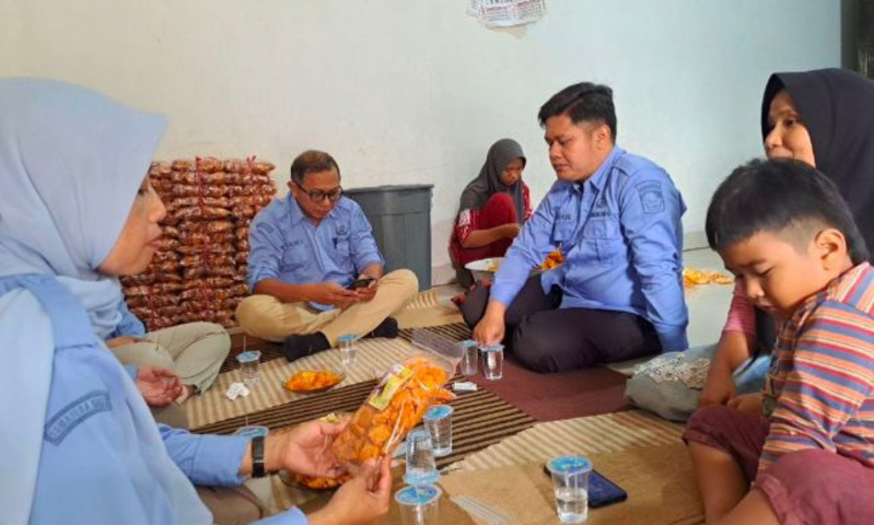 Pemkab Solok intensifkan monitoring UMKM untuk jaga kualitas, akurasi, dan standar produk oleh-oleh khas daerah demi penguatan daya saing regional.