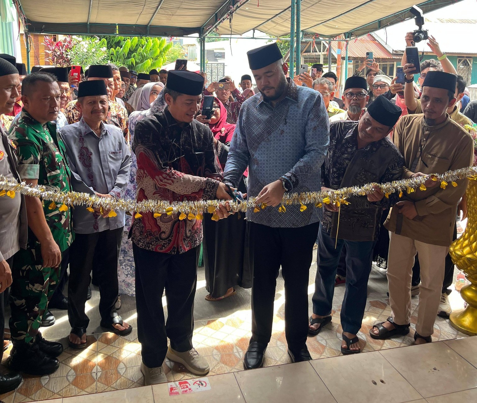 Wali Kota Padang, Fadly Amran meresmikan peningkatan status Mushala Al Falah menjadi Masjid Al Falah, Jumat (16/1/2026).