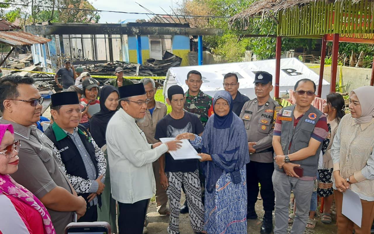 Wakil Wali Kota Padang Maigus Nasir menyerahkan bantuan kepada korban kebakaran di Jalan Pulai Kampung Pinang RT 01/RW 08, Kelurahan Jati, Kecamatan Padang Timur, Jumat (16/1/2026).