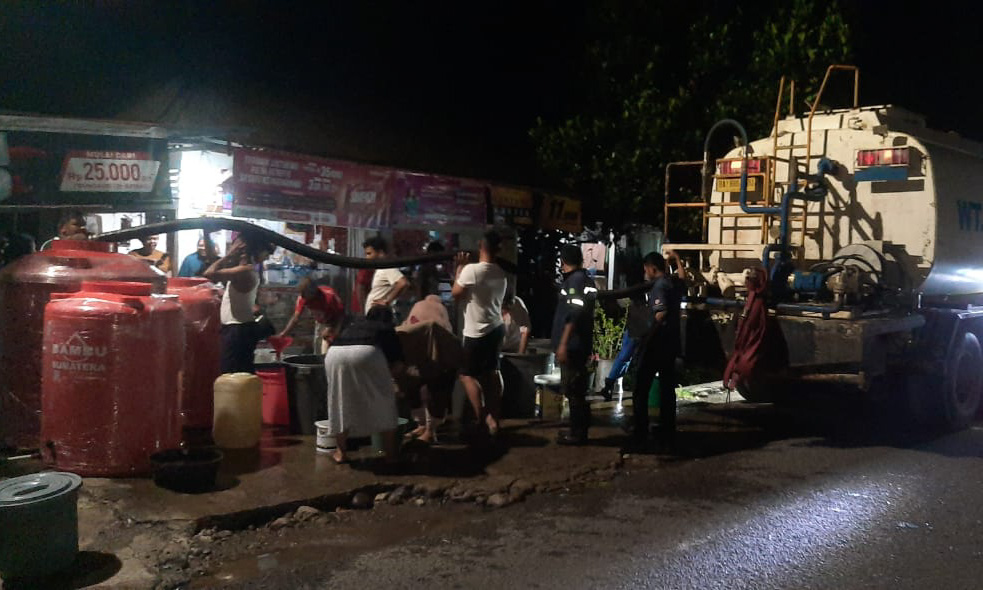 Semen Padang salurkan 16 ribu liter air bersih untuk 600 KK di Pasar Ambacang pascabanjir bandang. Bantuan air, warga Padang, krisis air bersih.
