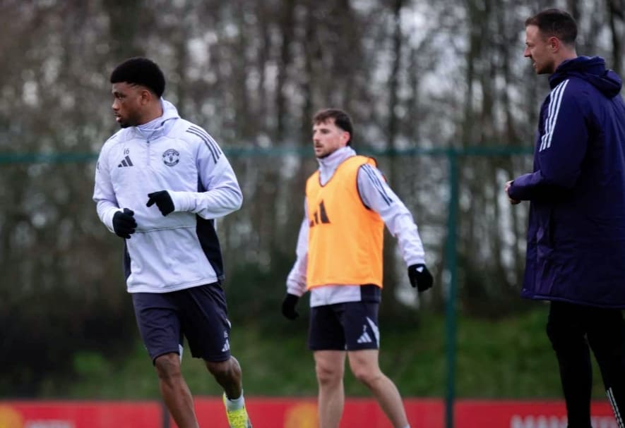 Michael Carrick memimpin sesi latihan Manchester United jelang derby kontra Manchester City.(Foto: manutd.com)