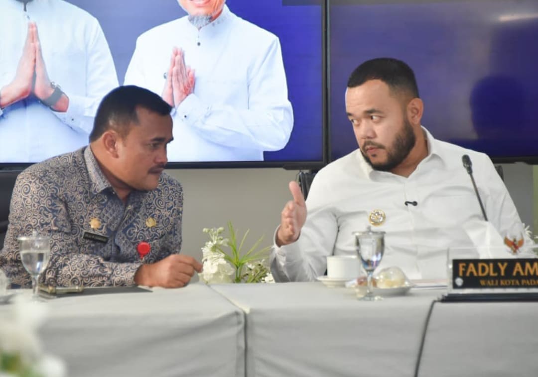 Wali Kota Padang Fadly Amran mengikuti Rakor Satgas Rehab-Rekon Pascabencana Sumatera secara daring, fokus percepatan pemulihan sektor terdampak.(Foto: Prokopim)