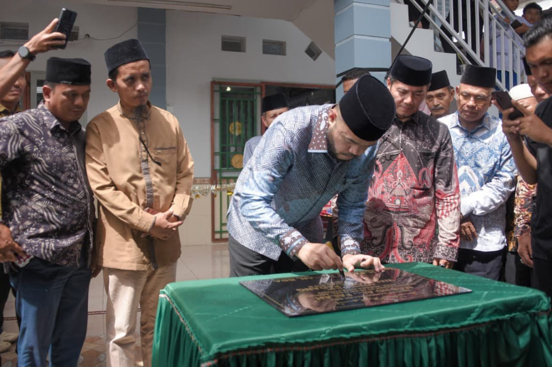Wali Kota Padang Fadly Amran meresmikan peningkatan status Musala Al-Falah menjadi Masjid Al-Falah di Kelurahan Anduring, Kuranji, Jumat (16/1/2026).(Foto: Prokopim)