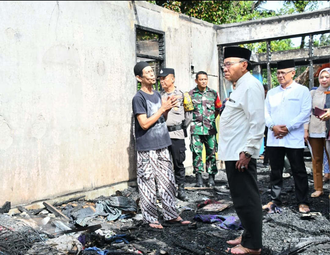 Wawako Padang meninjau lokasi kebakaran dan menyalurkan bantuan BSTT kepada warga terdampak di Kelurahan Jati, Padang Timur.(Foto: Prokopim)
