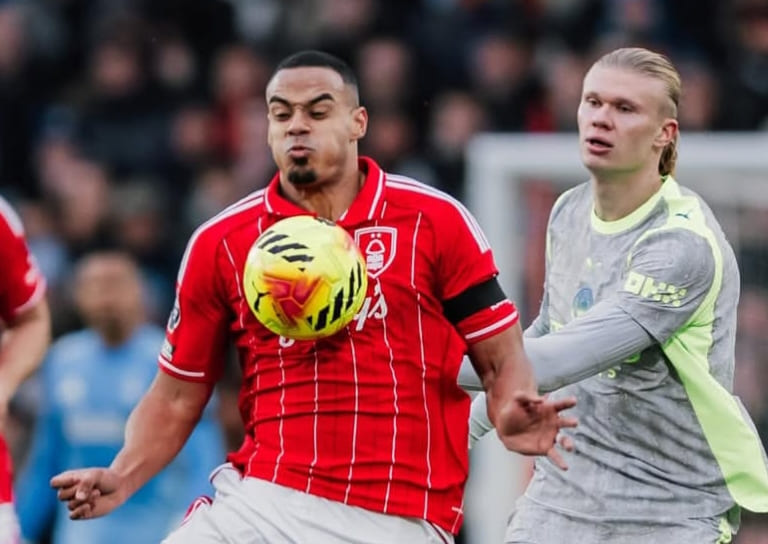 Murillo berduel dengan Erling Haaland pada laga Nottingham Forest kontra Manchester City pada Desember lalu. Aksi bek 23 tahun itu menarik perhatian Manchester United.(Foto: IG @murillosantiago40)