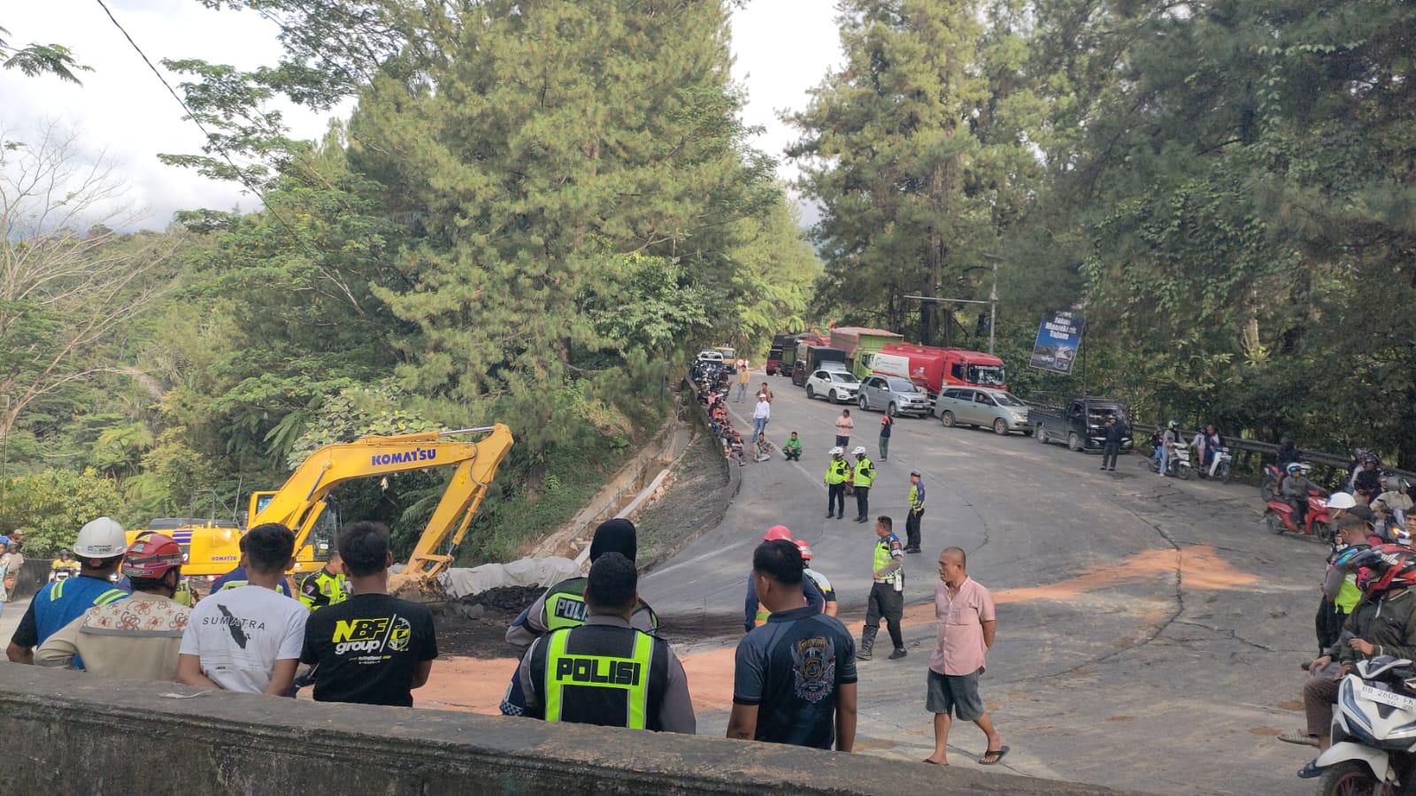 Truk angkut batu bara rebah kuda di Panorama I, Sitinjaulauik, Kota Padang, Jumat (16/1/2026).