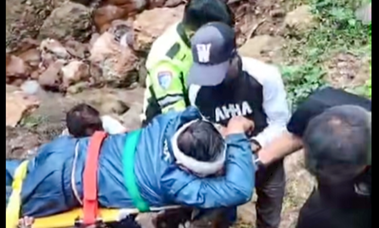 Kecelakaan tunggal di Kelok Sembilan, Limapuluh Kota. Pengendara CB150R jatuh dari jembatan, alami patah pinggang.