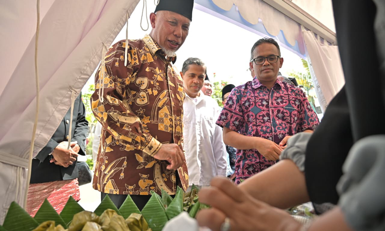 Gubernur Mahyeldi membuka Minang Halal Fest 2026 di Masjid Raya Syekh Ahmad Khatib. Sumbar mendapat 32 ribu sertifikasi halal gratis bagi UMK tahun ini.