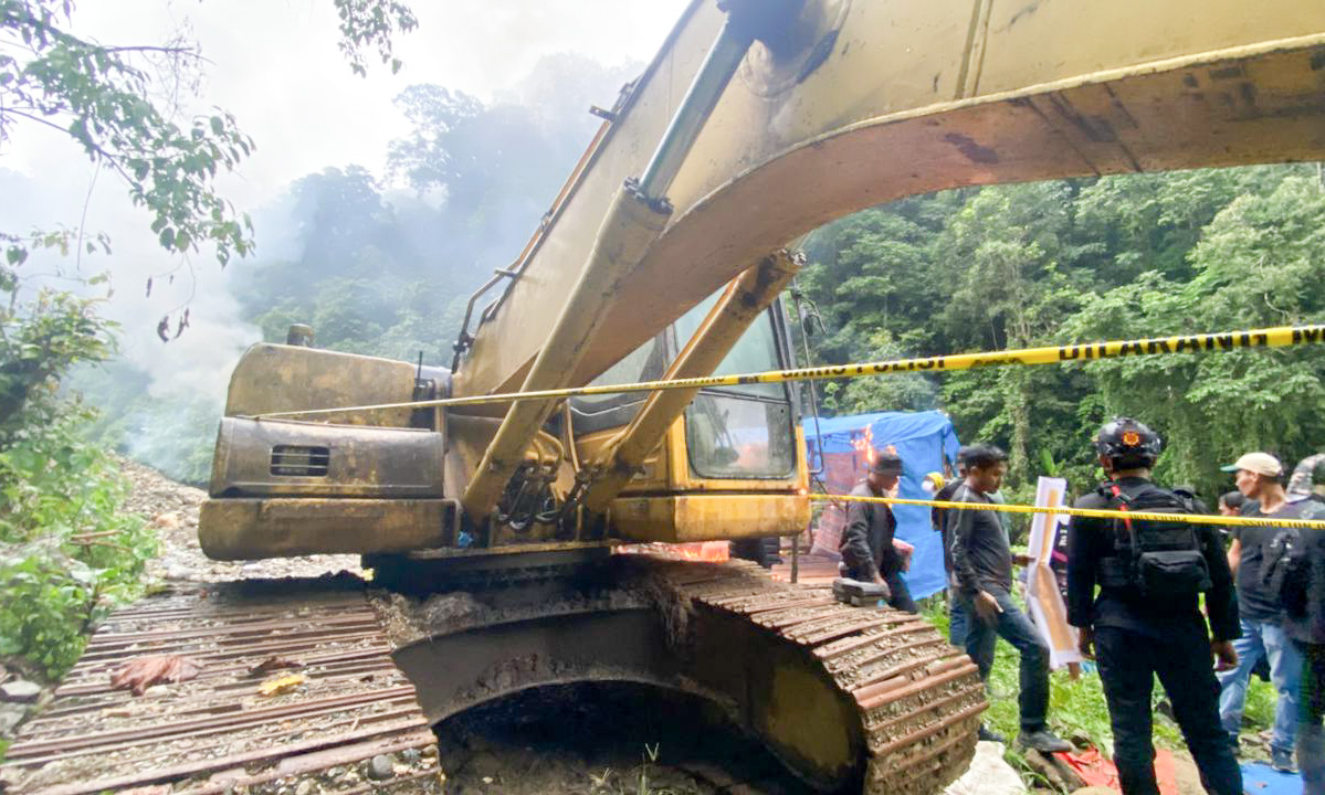 Tim Terpadu Sumbar menertibkan PETI di Muaro Tambangan, Pasaman, menyita alat berat dan memusnahkan peralatan. Pemprov dorong penetapan WPR sebagai solusi legal.