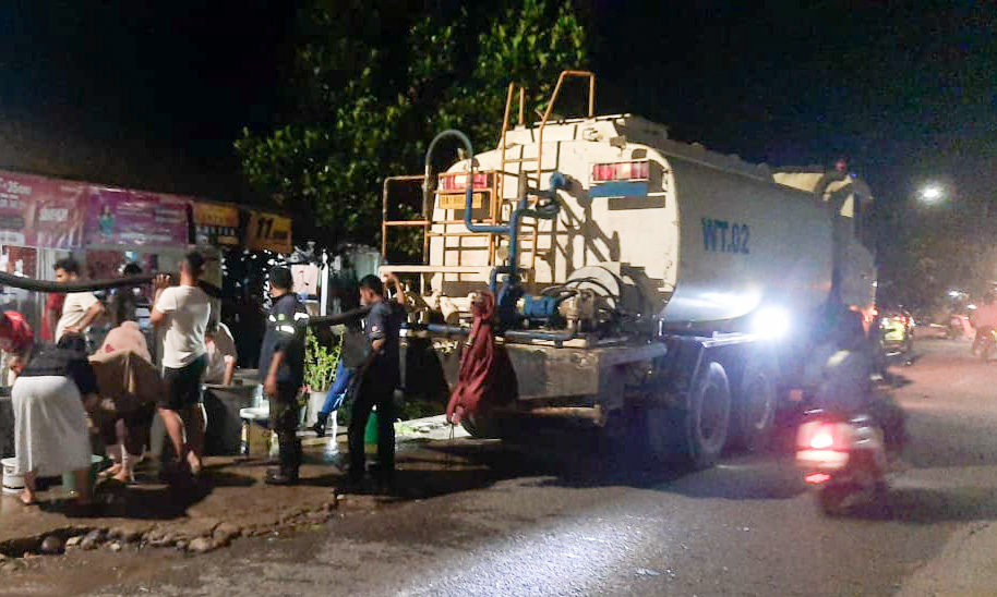 Semen padang salurkan air bersih pada Kamis (15/1/2026) malam di sepanjang Jalan Durian Tarung, Kelurahan Pasar Ambacang, Kecamatan Kuranji, Kota Padang.