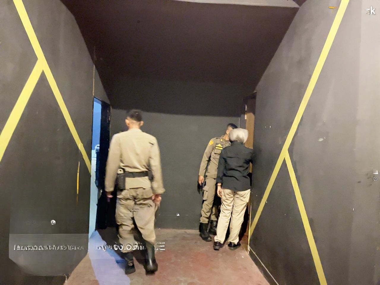Satuan Polisi Pamong Praja (Satpol PP) Kota Padang melaksanakan patroli dan pengawasan di sejumlah titik di Kota Padang, Sabtu (17/1/2026) dini hari.