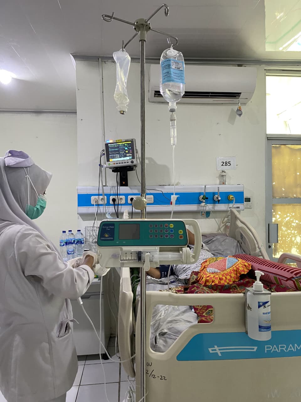 Pasien remaja penderita tumor ganas, Klaudia Despita, menjalani perawatan intensif di RSUP Dr M Djamil Padang.