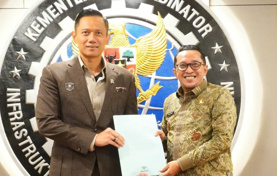 Bupati Tanahdatar Eka Putra bertemu Menko Infrastruktur AHY untuk percepatan perbaikan jalan rusak di tujuh pintu masuk Tanahdatar. (Foto: Prokopim)